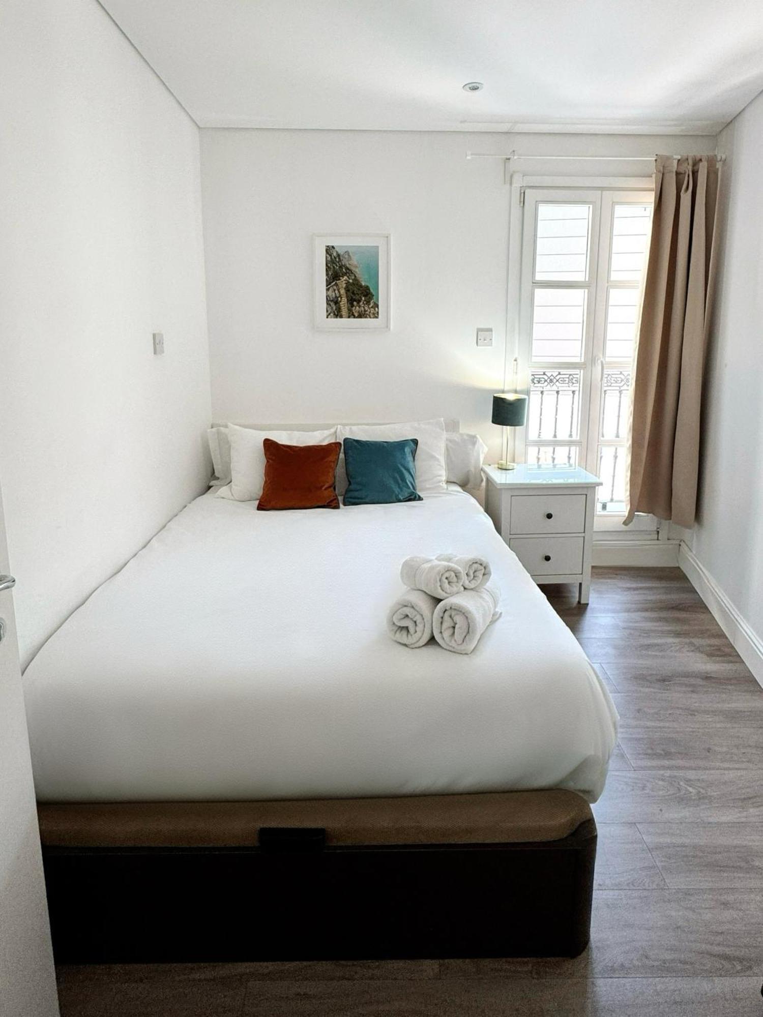 Deluxe City Centre Two Bedroom - Grand Central House 直布罗陀 外观 照片
